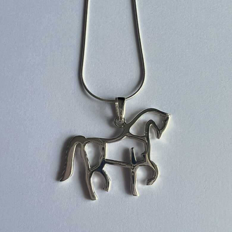 Sudraba zirga kulons Caballo